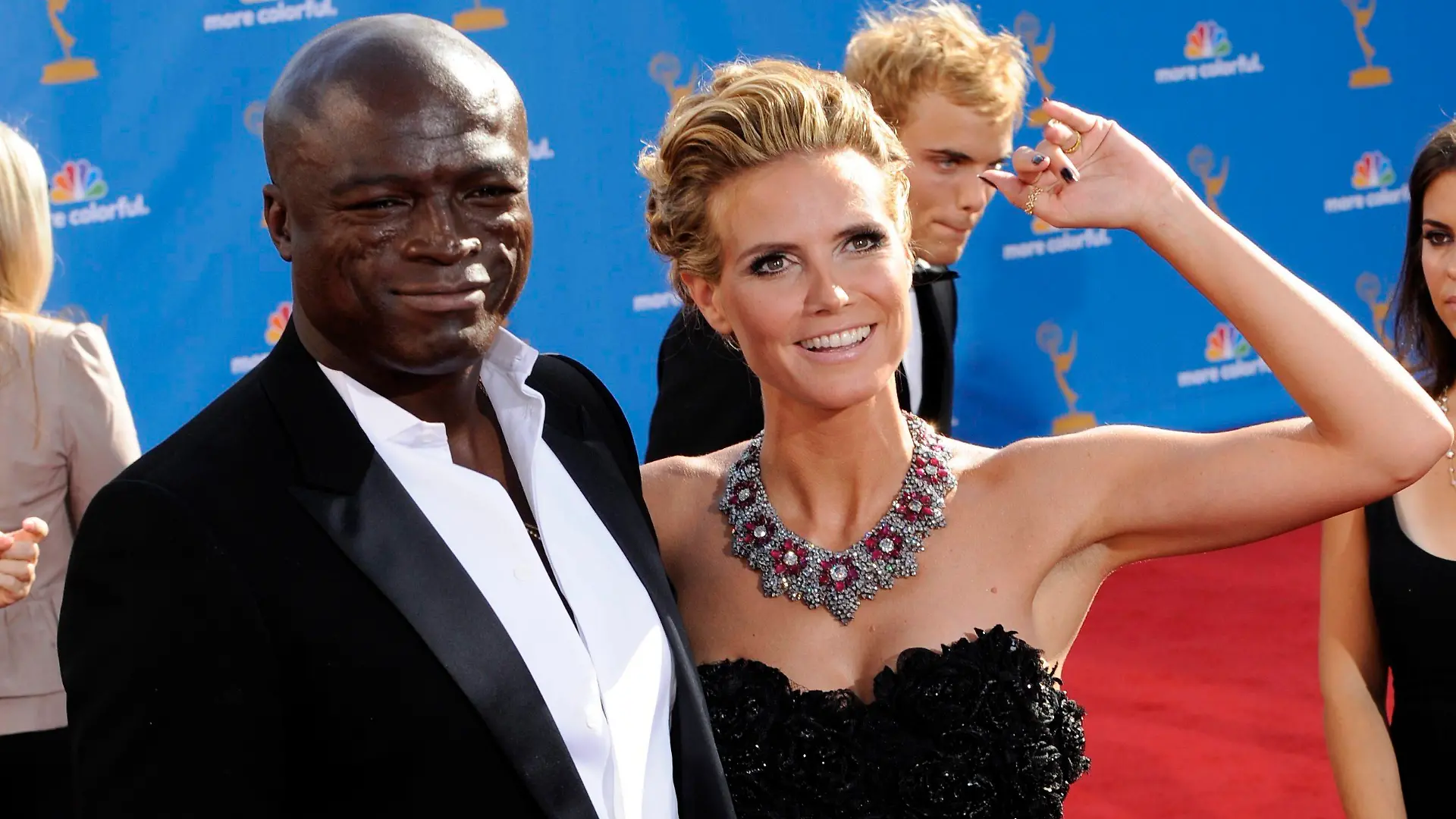 ARCHIV - Der britische Sänger Seal nd seine Frau, das deutsche Supermodel Heidi Klum, kommen zur Gala der 62. Primetime Emmy Awards im Nokia Theatre in Los Angeles (Foto vom 29.08.2010). Die Ehe schien perfekt: Zwei Menschen, die sich jedes Jahr ihren Eheschwur erneuern, vier Kinder haben und sich stets verliebt anlächeln. Doch der Traum ist vorbei, Heidi Klum und Seal trennen sich. Die Showwelt ist schockiert von der überraschenden Nachricht. Foto: Paul Buck epa (zu dpa-Korr-Bericht: "«Auf Wiedersehen, Heidi und Seal!» - Eine Traumehe ist kaputt" vom 23.01.2012) +++(c) dpa - Bildfunk+++