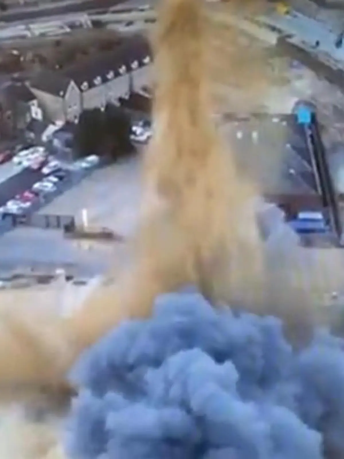 Diese Bombenentschärfung ging mal so richtig daneben. Eigentlich sollte diese Weltkriegsbombe im Osten Englands mithilfe einer langsamen Verbrennungstechnik entschärft werden. Doch plötzlich gab es einen extrem lauten Knall und der Sprengsatz explodierte. Die Detonation sei wohl noch viele Kilometer außerhalb der Stadt Great Yarmouth zu hören gewesen. Glücklicherweise wurde niemand verletzt – für den ein oder anderen Schreckensmoment wird der Knall aber gesorgt haben. Die spektakulären Szenen sehen Sie im Video.