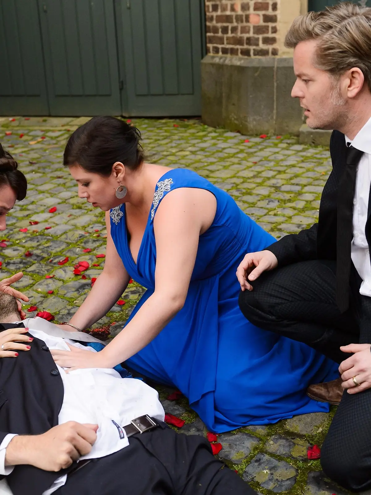 Jenny kann es nicht fassen und stürzt zum schwer verletzten Erik. Jenny (Kaja Schmidt-Tychsen), Erik (Alexander Wüst), Vanessa (Julia Augustin), Ingo (André Dietz)