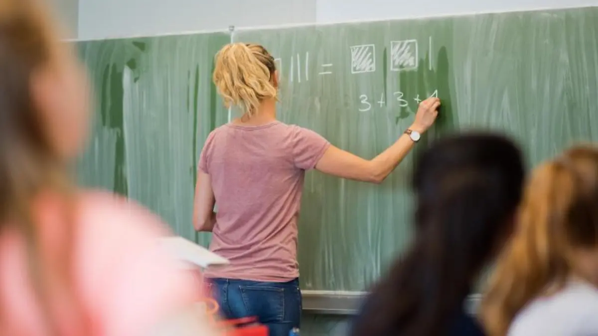 Lehrerin an der Tafel