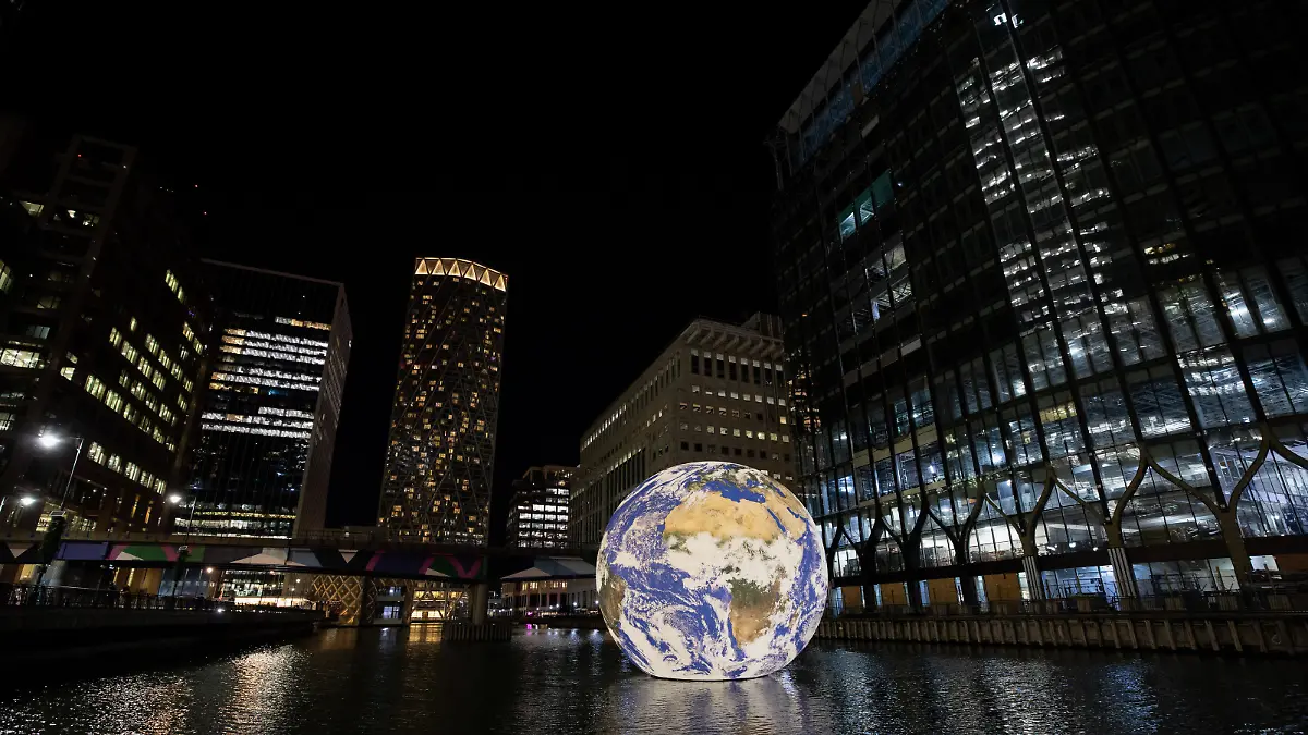 January 16, 2023, London, United Kingdom: The Floating Earth, light installation by Luke Jerram, in the Middle Dock at Canary Wharf. A giant magical globe floats in the water of Middle Dock at Canary Wharf as part of the exhibition of the Winter Lights festival after a two-year on hold due to COVID pandemic. The festival will start on Wednesday, January 18 to Saturday, January 28. (Credit Image: © Hesther Ng/SOPA Images via ZUMA Press Wire