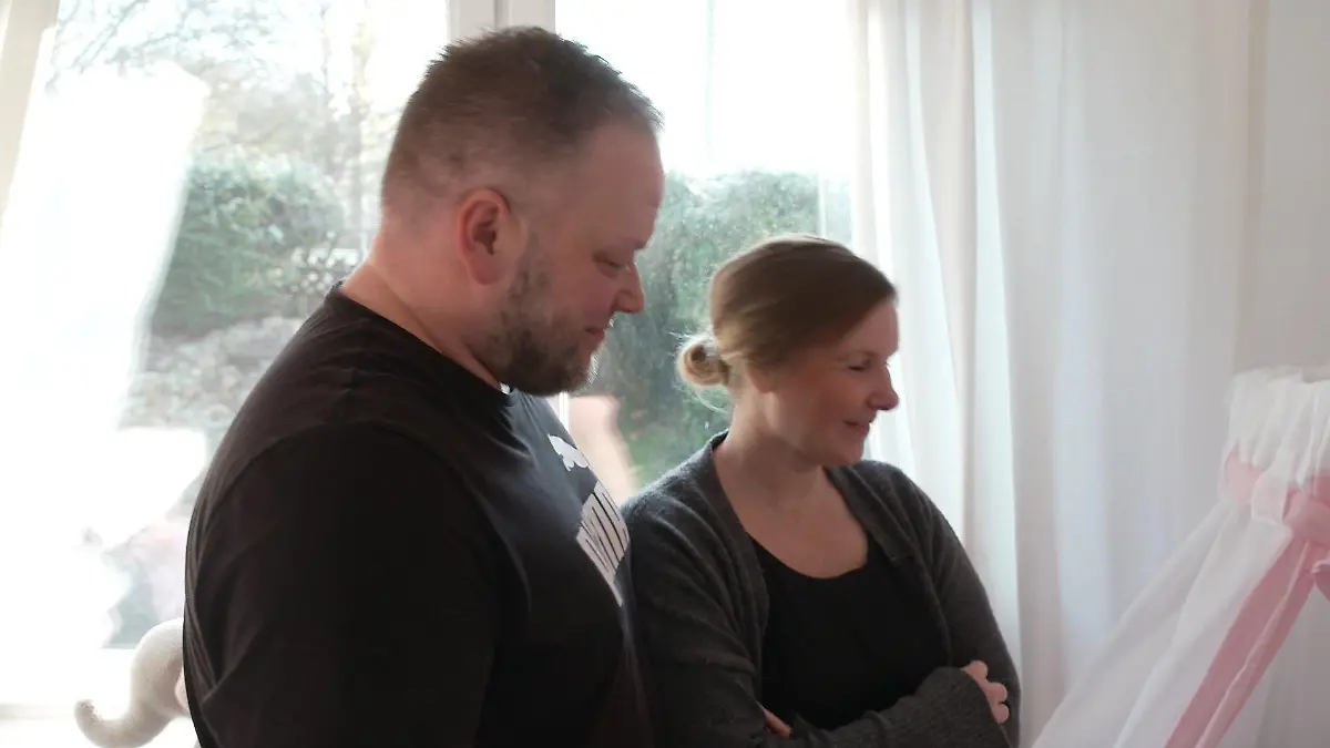 Lebensgefährte Toby ist eine große Hilfe, Er steht nachts auf, wenn Frieda schreit.