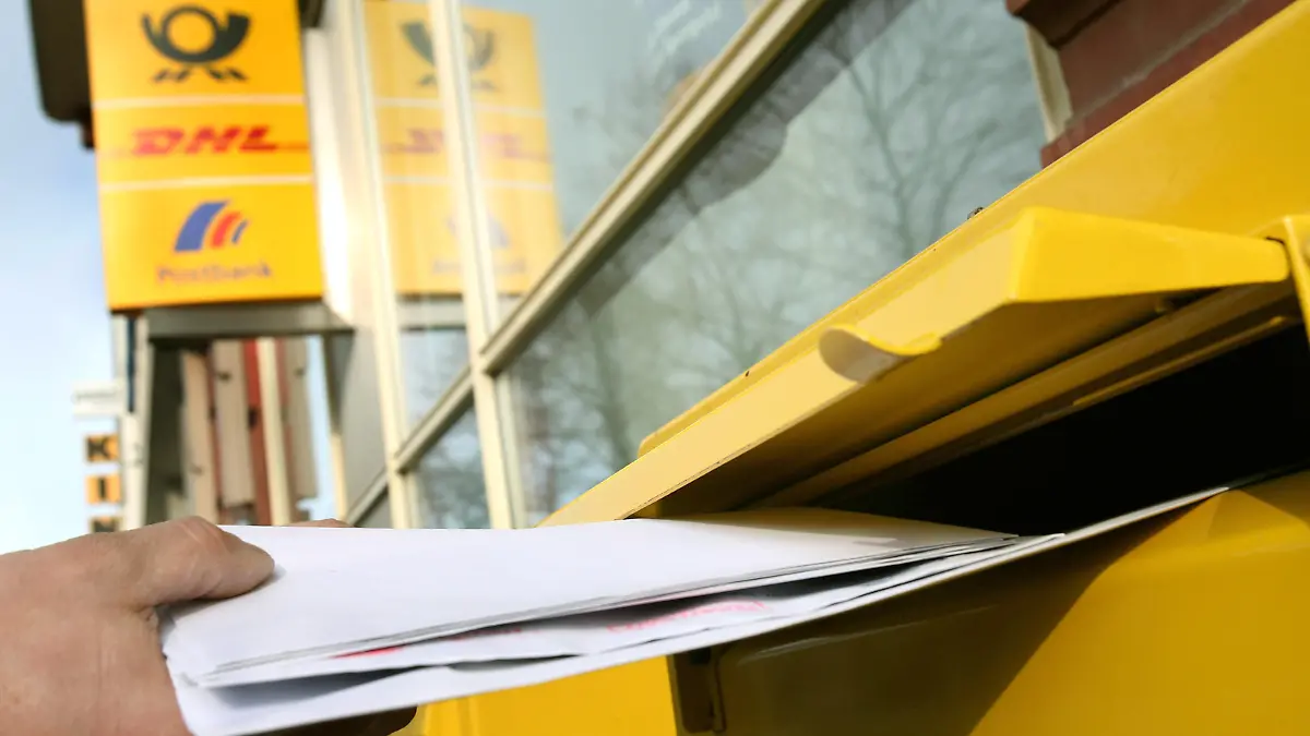 ARCHIV - Briefe werden in Köln in einen Briefkasten geworfen (Archivfoto vom 19.03.2007). Die Deutsche Post hält an der Briefzustellung als wesentlichem Konzerngeschäftsfeld fest. Spekulationen, sie könnte sich nur noch auf das weltweite Logistikgeschäft konzentrieren und sogar eine Abtrennung oder einen Verkauf des angestammten und renditestarken Briefgeschäfts anvisieren, wischte Post-Vorstandvorsitzende Appel jetzt vom Tisch. Er erklärte die «klassischen Postdienstleistungen» wie Brief- und Paketbeförderung in Deutschland für «unverzichtbar» für den Konzern. Foto: Oliver Berg dpa/lnw +++(c) dpa - Bildfunk+++