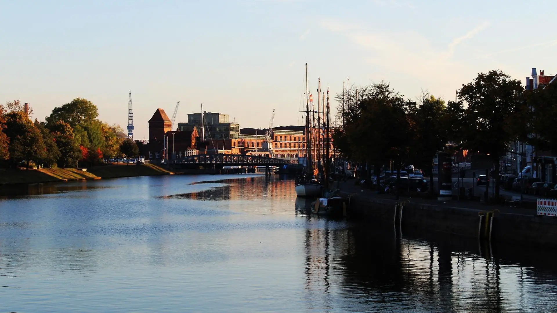 Aus der Trave in Lübeck wurde eine Frau tot geborgen.