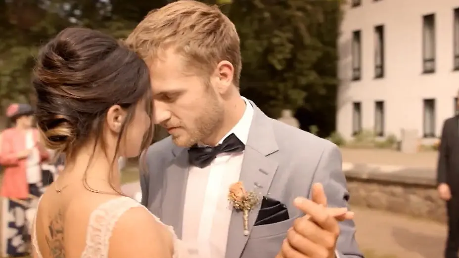 Romantische Hochzeit : Emily und Paul tanzen ins Glück