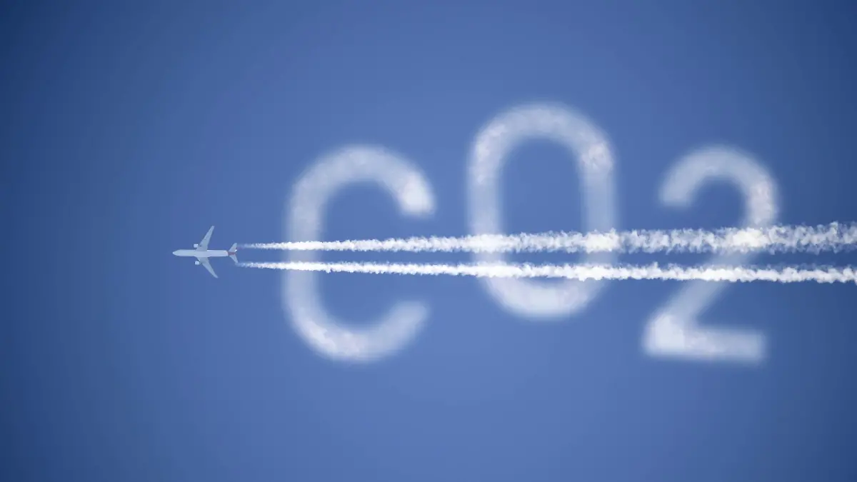  FOTOMONTAGE, Flugzeug mit Kondensstreifen und Schriftzug CO2 am Himmel *** PHOTOMONTAGE, aircraft with condensation trails and CO2 lettering in the sky