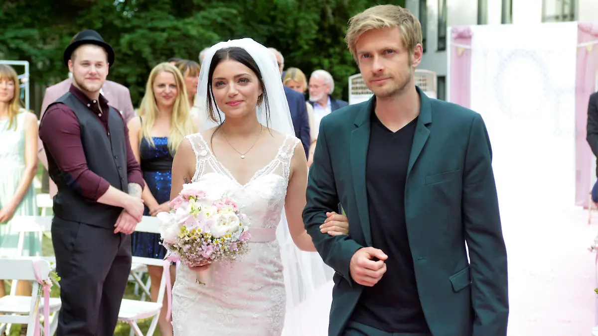 Achtung GESPERRT! Hochzeitsbilder werden Extra-Geschichte!
Philip (Jörn Schlönvoigt) führt seine Schwester Emily (Anne Menden) zum Traualtar.