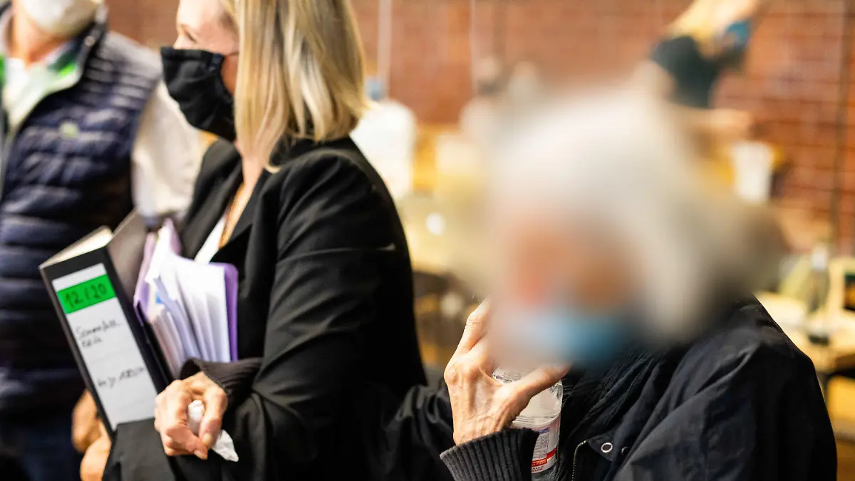20.07.2020, Baden-Württemberg, Konstanz: Die angeklagte 84 Jahre alte Frau (r) kommt im Saal des Landgericht Konstanz an. Die Angeklagte soll im Januar 2020 ihren damals 73 Jahre alten Ex-Mann ermordet haben. Laut Anklage hatte sie zunächst versucht, ihn mit einem Fleischerhammer zu töten. Als das misslang, habe die Frau den Mann mit Benzin übergossen und angezündet. Die Feuerwehr musste den Brand löschen und barg dabei auch die Leiche. Foto: Philipp von Ditfurth/dpa - ACHTUNG: Person(en) wurde(n) aus rechtlichen Gründen gepixelt +++ dpa-Bildfunk +++