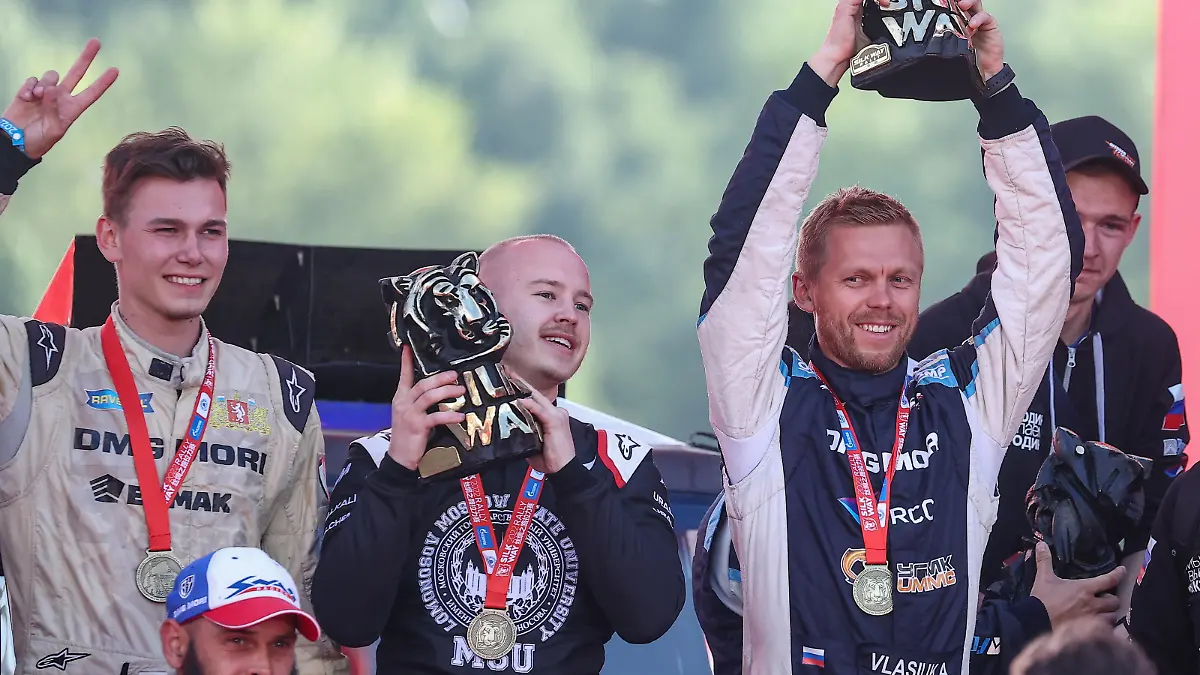 DIESES FOTO WIRD VON DER RUSSISCHEN STAATSAGENTUR TASS ZUR VERFÜGUNG GESTELLT. [MOSCOW, RUSSIA - JULY 16, 2022: Drivers Nikita Mazepin (2nd L) and Anton Vlasyuk (L) of the Snag Racing Team, the gold winners in the All-Terrain Vehicles category, celebrate during an award ceremony after the finish of the Silk Way Rally, a rally raid from Astrakhan to Moscow, at Moscows Luzhniki sports complex. The rally marks the 350th birth anniversary of the first Russian Emperor Peter the Great (1672-1725); 4,460km in total length, the route runs through cities related to the emperors life. 80 crews have taken part in the rally. Artyom Geodakyan/TASS]