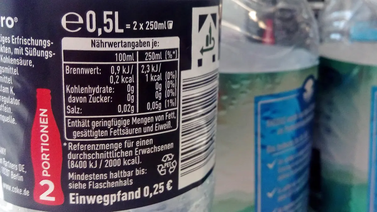 Das e-Zeichen der EWG auf einem Flaschenetikett.