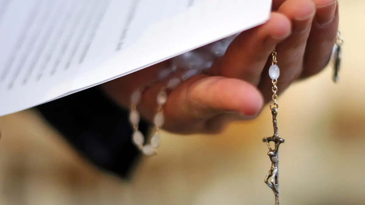 ARCHIV - ILLUSTRATION - Ein Priester hält einen Rosenkranz und eine bischöfliche Erklärung zu den Missbrauchsfällen durch Jesuiten-Pater in der Hand (Foto vom 07.02.2010). Für viele Opfer sexuellen Missbrauchs in der katholischen Kirche reicht der Hirtenbrief von Papst Benedikt XVI. nicht aus. Foto: Jochen Lübke dpa (Zu dpa Jahreschronik - Die wichtigsten Ereignisse des Jahres 2010) +++(c) dpa - Bildfunk+++