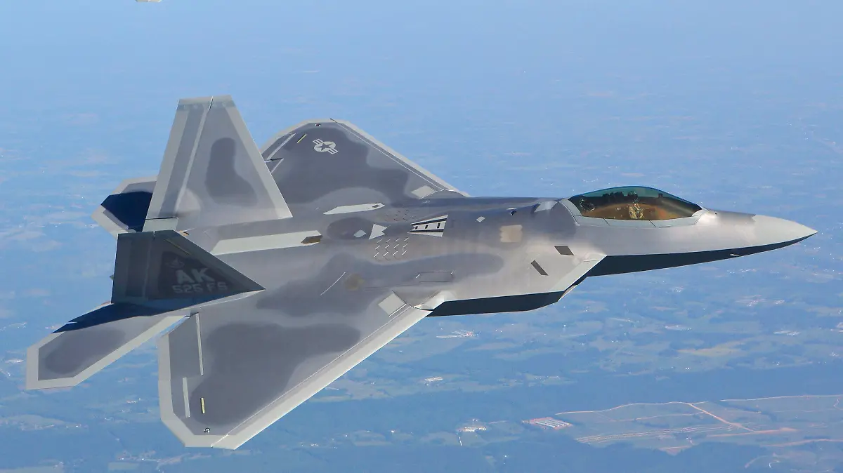FILE A handout image dated 24 April 2012 and made available 24 October 2012 by Lockheed Martin, showing two F-22 fighter planes taking their final company flight around the Metro Atlanta Area, passing down town Atlanta, Stone Mountain, Lake Lanier, and the Lockheed Martin Marietta plant, USA. Two F-22 Raptors arrived in South Korea, 31 March 2013, to participate in the Seoul-Washington joint drills, US Forces Korea officials said on 01 April, in the latest show of force against North Korea, which issues daily threats of war amid heightened tensions on the peninsula. EPA/DAMIEN A. GUARNIERI / HANDOUT HANDOUT EDITORIAL USE ONLY/NO SALES +++(c) dpa - Bildfunk+++