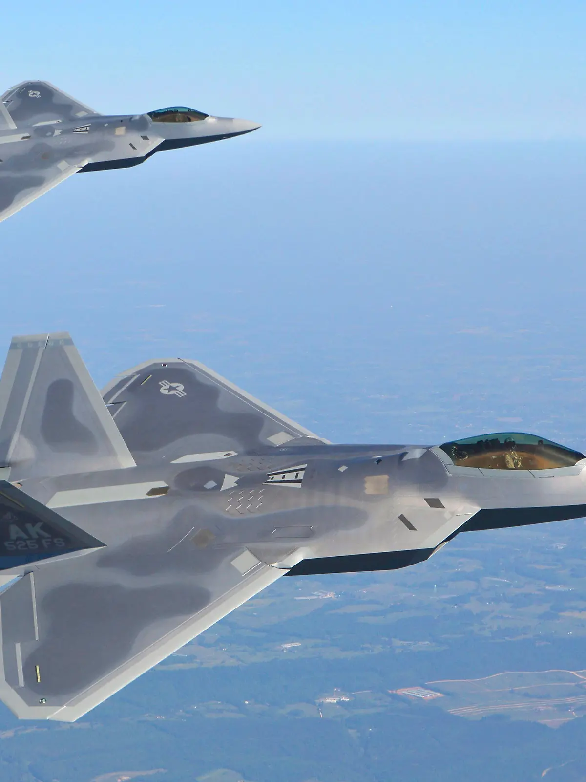 FILE A handout image dated 24 April 2012 and made available 24 October 2012 by Lockheed Martin, showing two F-22 fighter planes taking their final company flight around the Metro Atlanta Area, passing down town Atlanta, Stone Mountain, Lake Lanier, and the Lockheed Martin Marietta plant, USA. Two F-22 Raptors arrived in South Korea, 31 March 2013, to participate in the Seoul-Washington joint drills, US Forces Korea officials said on 01 April, in the latest show of force against North Korea, which issues daily threats of war amid heightened tensions on the peninsula.  EPA/DAMIEN A. GUARNIERI / HANDOUT HANDOUT EDITORIAL USE ONLY/NO SALES +++(c) dpa - Bildfunk+++