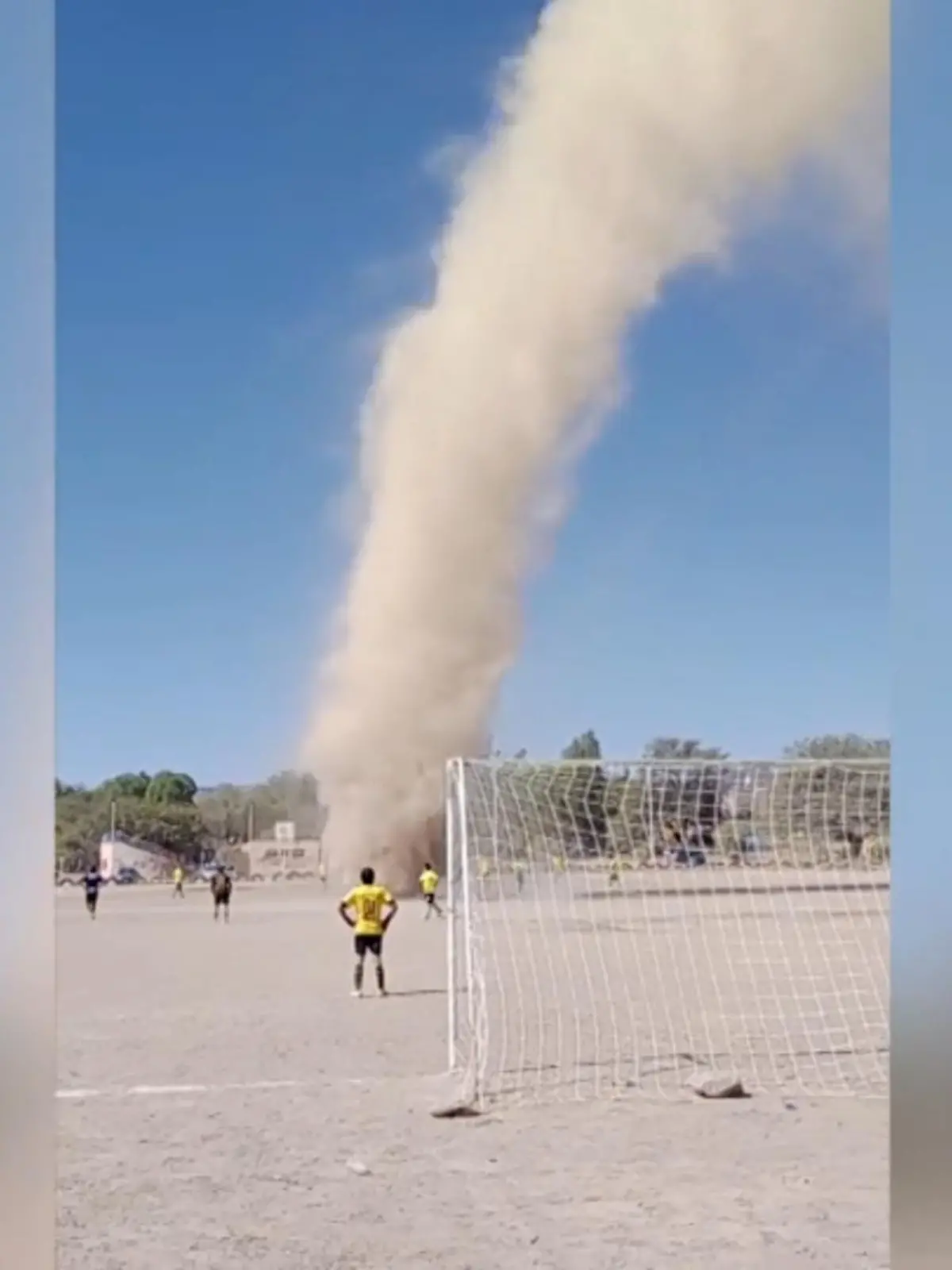 Kein Sport ist beliebter als der Fußball, doch vor diesem Naturspektakel muss auch der Ball mal ruhen. In der mexikanischen Großstadt Aguascalientes fegte am 22. Januar ein heftiger Sand-Tornado über einen Fußballplatz und sorgte für eine Spielunterbrechung. Wie versteinert verfolgten die 22 Spieler den sandigen Wirbelsturm – im Video sehen Sie das komplette Ausmaß des Naturschauspiels.