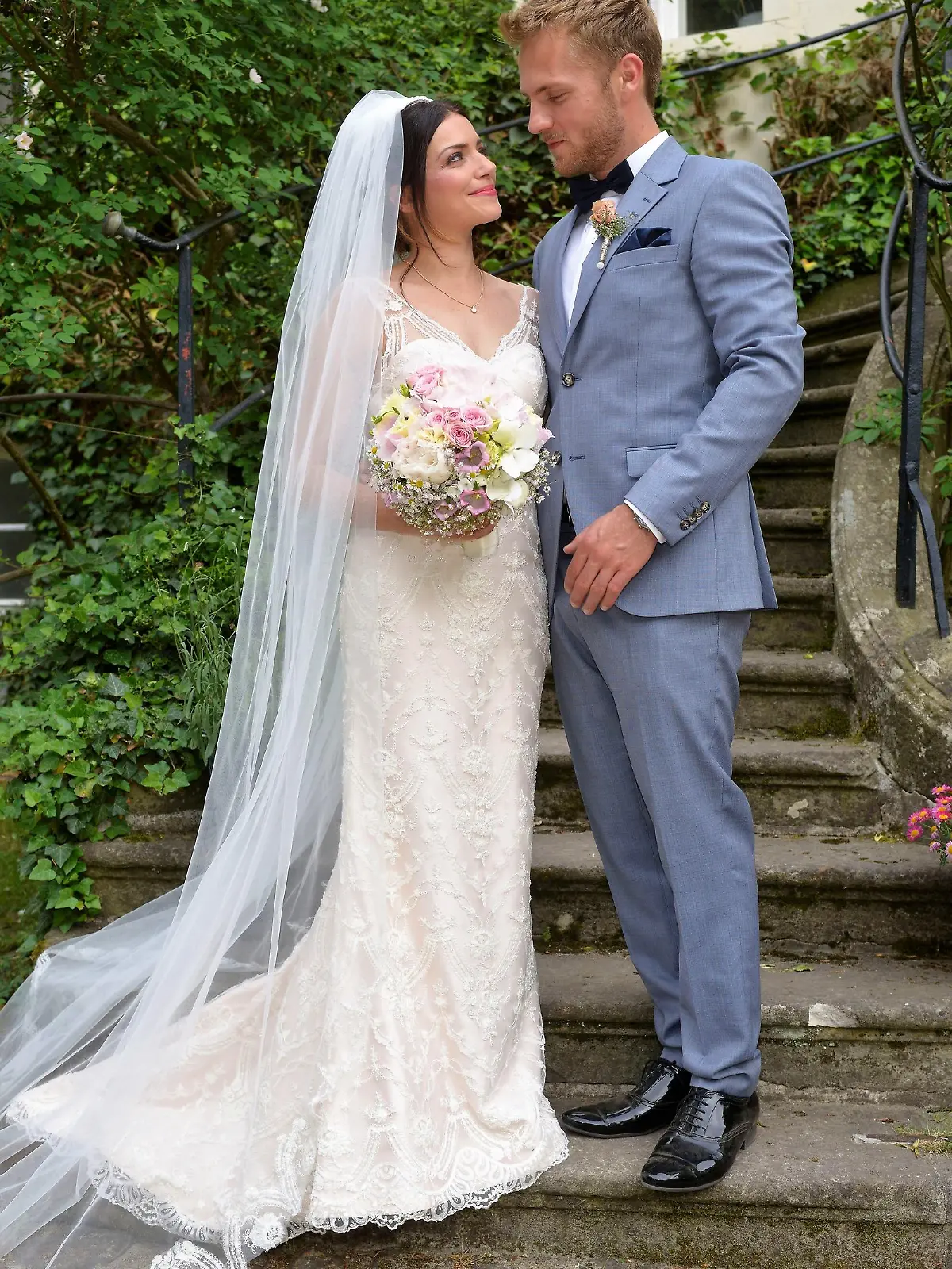 Achtung GESPERRT! Hochzeitsbilder werden Extra-Geschichte!

Das glückliche Brautpaar Emily (Anne Menden) und Paul (Niklas Osterloh).