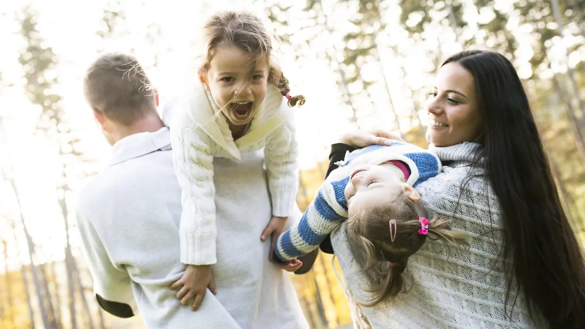 Playful family with two girls outdoors model released Symbolfoto PUBLICATIONxINxGERxSUIxAUTxHUNxONLY HAPF01308

playful Family With Two Girls outdoors Model released Symbolic image PUBLICATIONxINxGERxSUIxAUTxHUNxONLY HAPF01308  