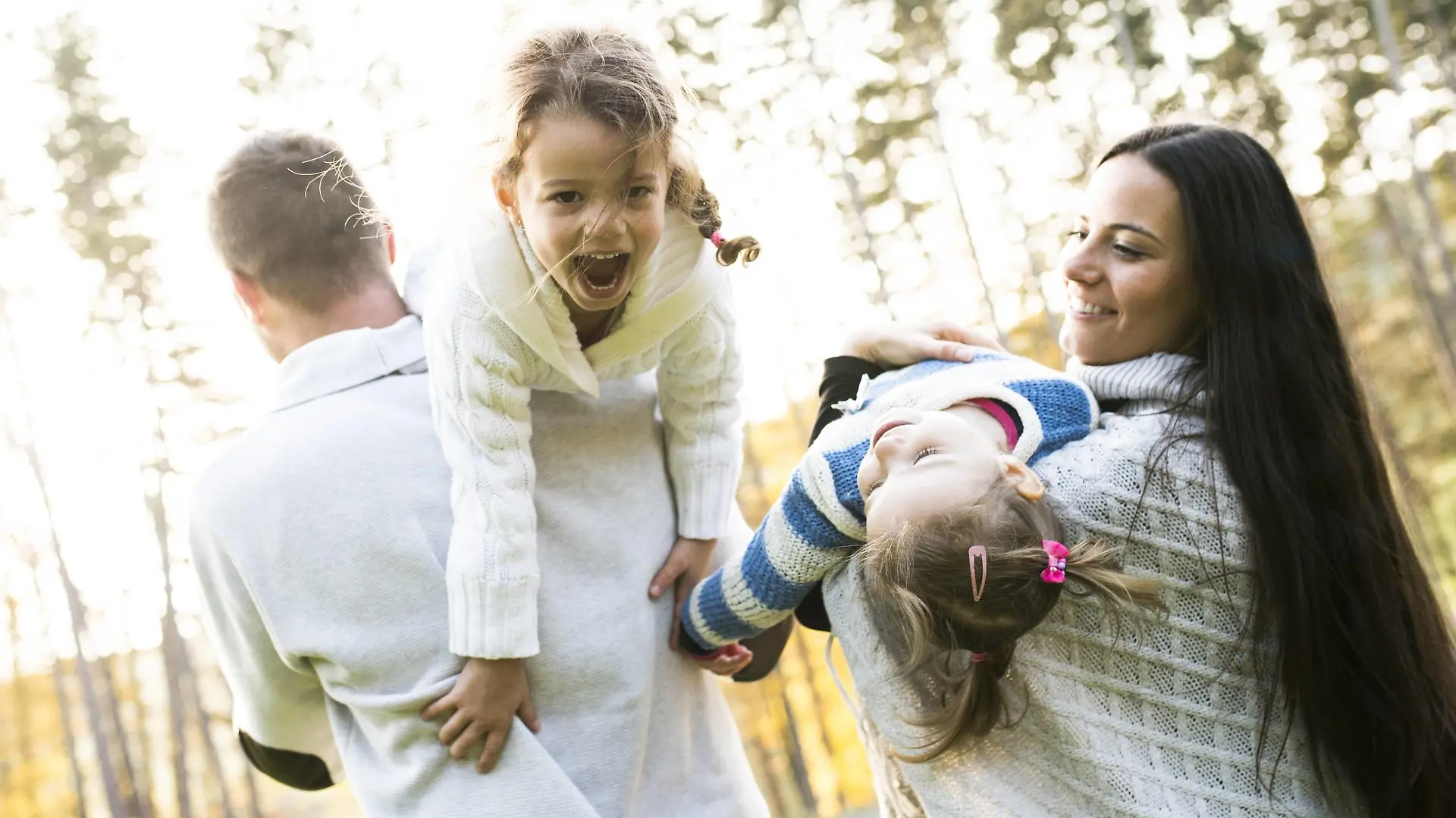 Playful family with two girls outdoors model released Symbolfoto PUBLICATIONxINxGERxSUIxAUTxHUNxONLY HAPF01308

playful Family With Two Girls outdoors Model released Symbolic image PUBLICATIONxINxGERxSUIxAUTxHUNxONLY HAPF01308  