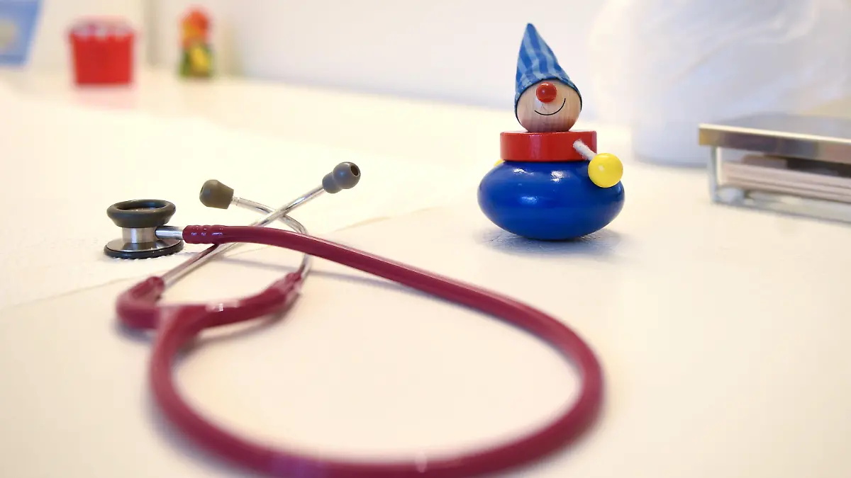 ARCHIV - Ein Stethoskop und Kinderspielzeug liegen am 23.08.2016 in einer Kinderarztpraxis in Berlin Spandau auf einem Tisch.  (zu dpa «Ein Jahr Kinderarzt-Bereitschaft: Erfolgsmodell oder Reinfall?» vom 16.10.2017) Foto: Britta Pedersen/dpa-Zentralbild/dpa +++(c) dpa - Bildfunk+++