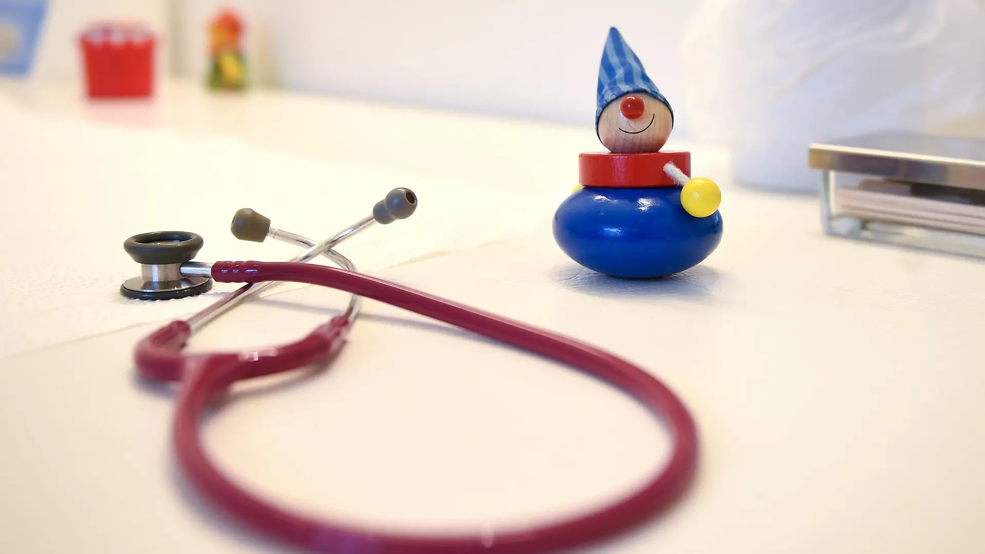 ARCHIV - Ein Stethoskop und Kinderspielzeug liegen am 23.08.2016 in einer Kinderarztpraxis in Berlin Spandau auf einem Tisch. (zu dpa «Ein Jahr Kinderarzt-Bereitschaft: Erfolgsmodell oder Reinfall?» vom 16.10.2017) Foto: Britta Pedersen/dpa-Zentralbild/dpa +++(c) dpa - Bildfunk+++