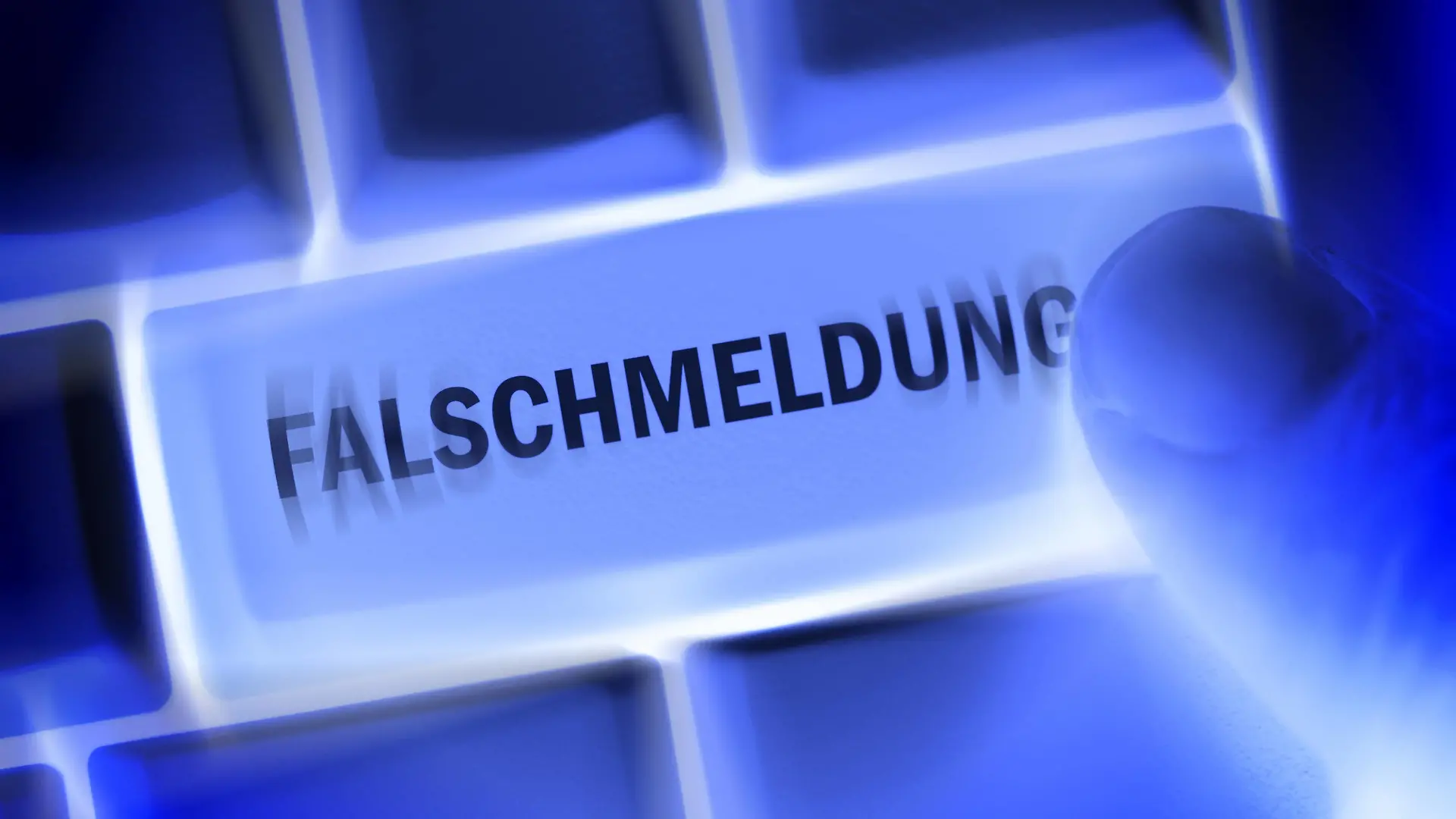 Falschmeldung-Schriftzug auf einer Computertaste, Symbolfoto fake news
Wrong message emblem on a Computer key Symbolic image Fake News