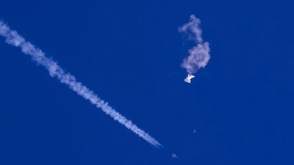 dpatopbilder - 04.02.2023, USA, -: Auf diesem von Chad Fish zur Verfügung gestellten Bild schweben die Überreste eines großen Ballons über dem Atlantischen Ozean vor der Küste South Carolinas. Darunter sind ein Kampfjet und seine Kondensstreifen zu sehen. Der Ballon wurde von einer infrarotgesteuerten Luft-Luft-Rakete des Typs AIM-9X Sidewinder von einem F-22-Kampfflugzeug aus einer Höhe von 58.000 Fuß (etwa 17,7 km) in der Nähe von Myrtle Beach abgeschossen und faszinierte die Himmelsbeobachter in dem bevölkerungsreichen Gebiet, das wegen seiner kilometerlangen Strände, die Rentner und Urlauber anziehen, als Grand Strand bekannt ist. Foto: Chad Fish/Chad Fish/AP/dpa - ACHTUNG: Nur zur redaktionellen Verwendung und nur mit vollständiger Nennung des vorstehenden Credits bis zum 20. Februar 2023. +++ dpa-Bildfunk +++