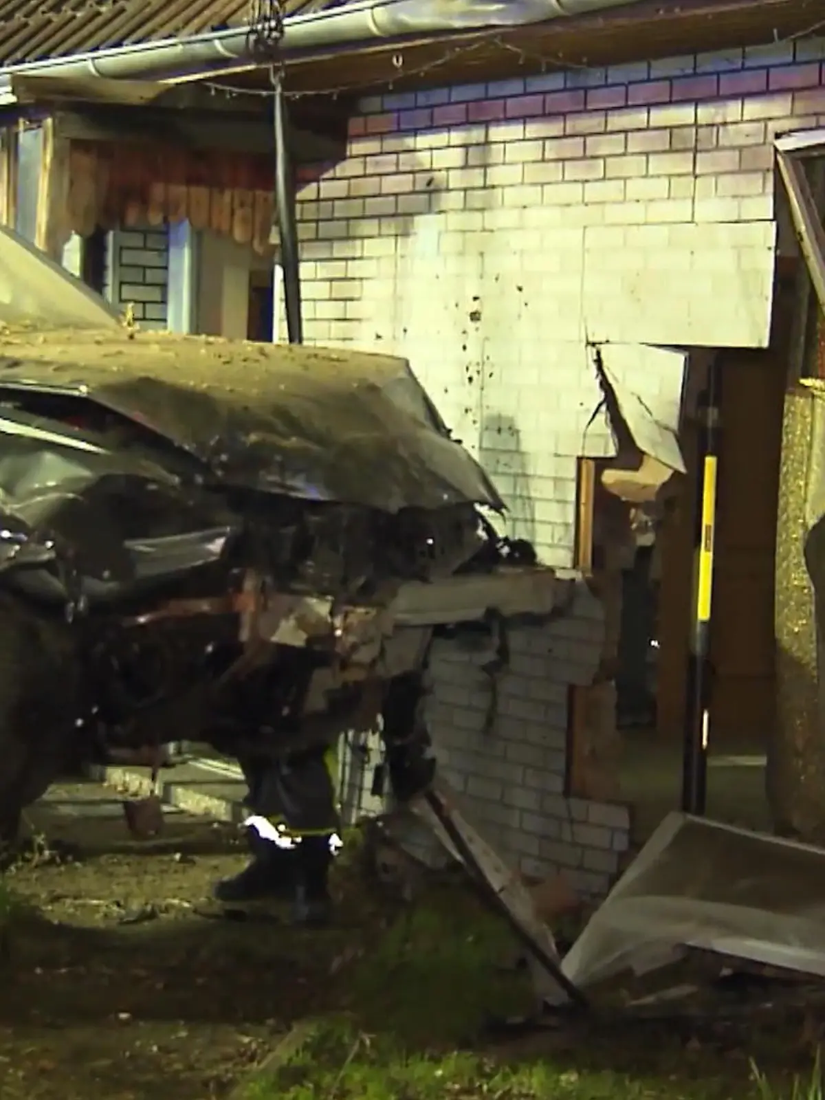 Diese Geschichte ist unglaublich! In Neustadt am Rübenberge in Niedersachsen kracht ein ein Auto durch eine Hauswand. Wie viel Glück die Bewohner des Hauses haben, zeigen die Bilder einer Heimkamera im Wohnzimmer.