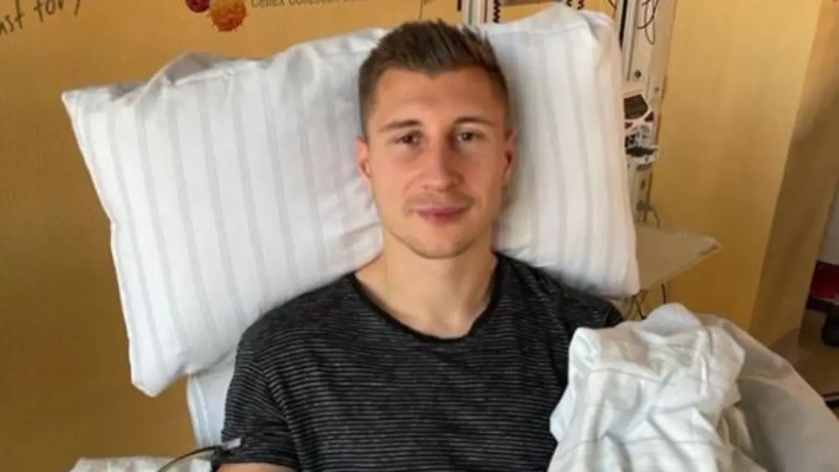 Willi Orban von RB Leipzig liegt vor seiner Stammzellenspende im Krankenhaus.