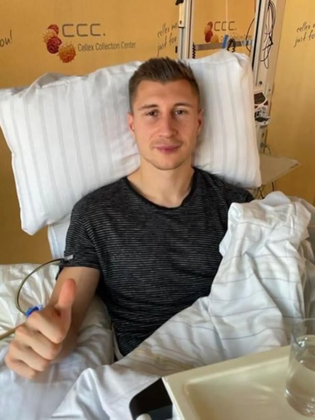 Willi Orban von RB Leipzig liegt vor seiner Stammzellenspende im Krankenhaus.