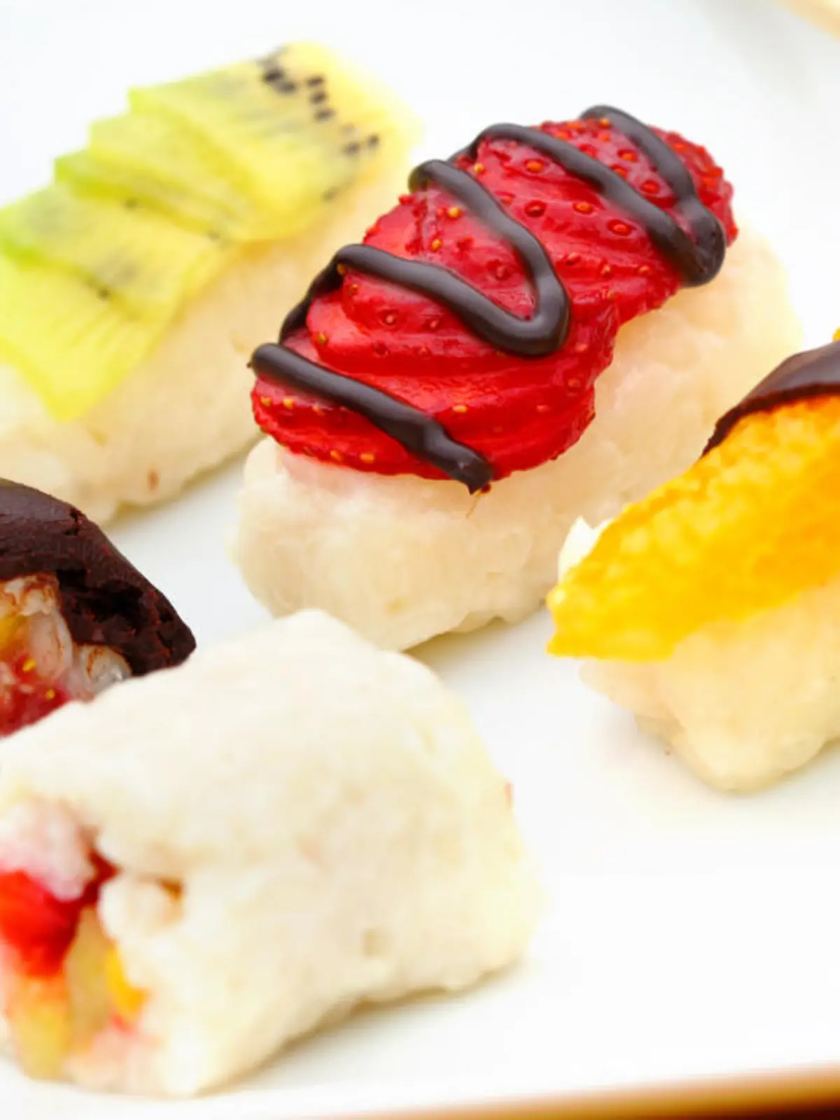 Bild zu: "Süßes Sommer-Sushi mit Früchten"