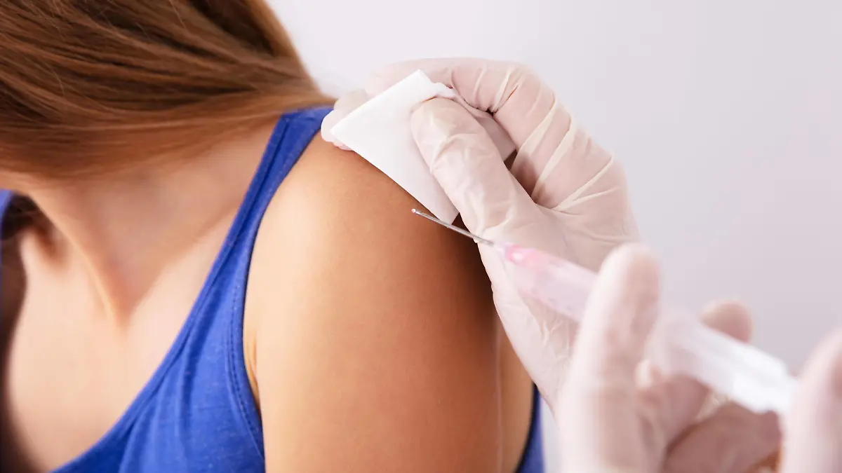  Doctor Injecting Syringe To Patient ,model released, Symbolfoto PUBLICATIONxINxGERxSUIxAUTxONLY Copyright: xAndreyPopovx Panthermedia26052298