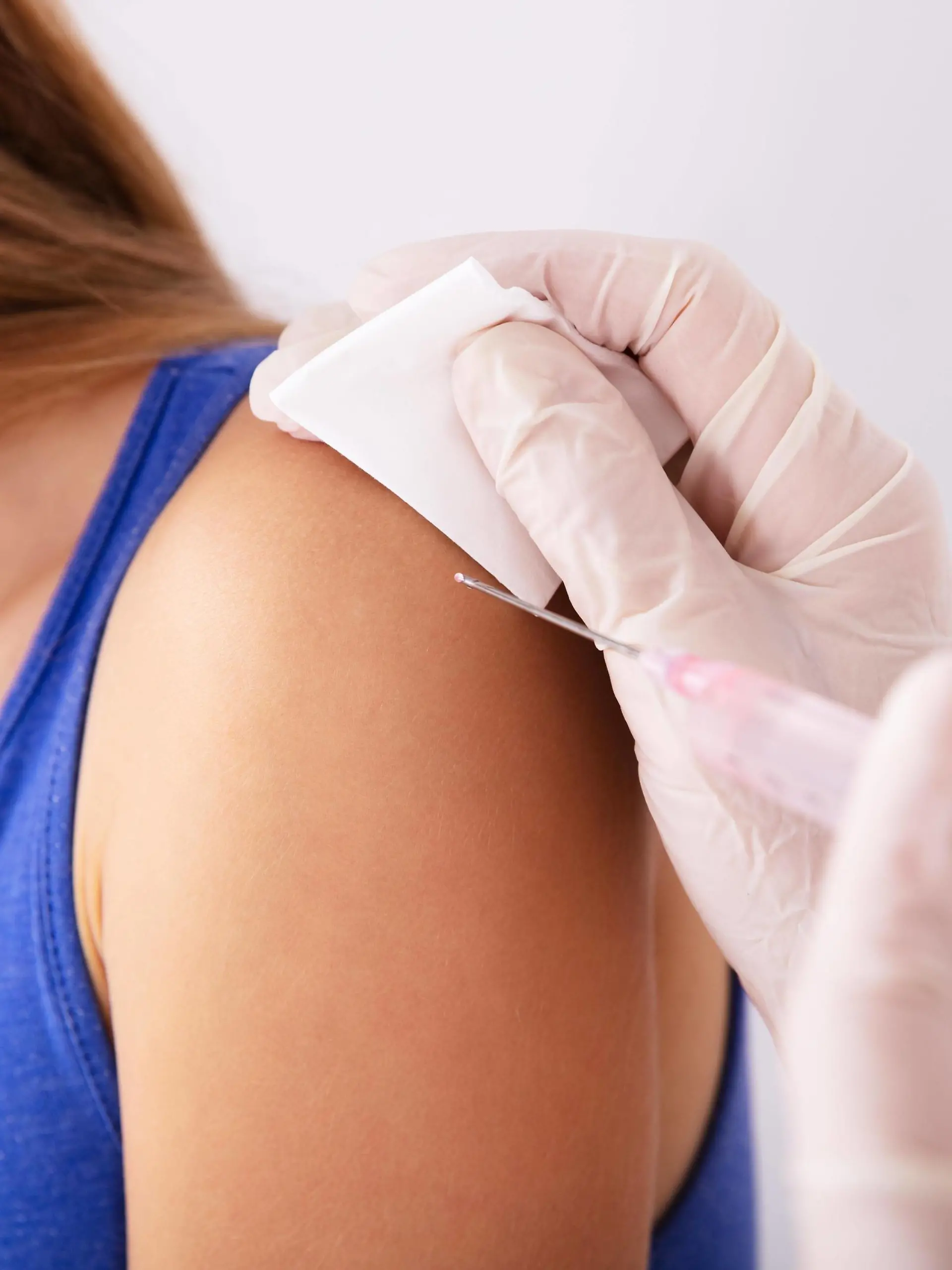  Doctor Injecting Syringe To Patient ,model released, Symbolfoto PUBLICATIONxINxGERxSUIxAUTxONLY Copyright: xAndreyPopovx Panthermedia26052298