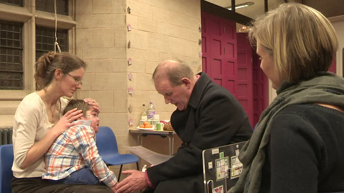 Jonathan Bryan mit seiner Mutter Chantal Bryan und seinem Idol, dem Schriftsteller Michael Morpurgo.