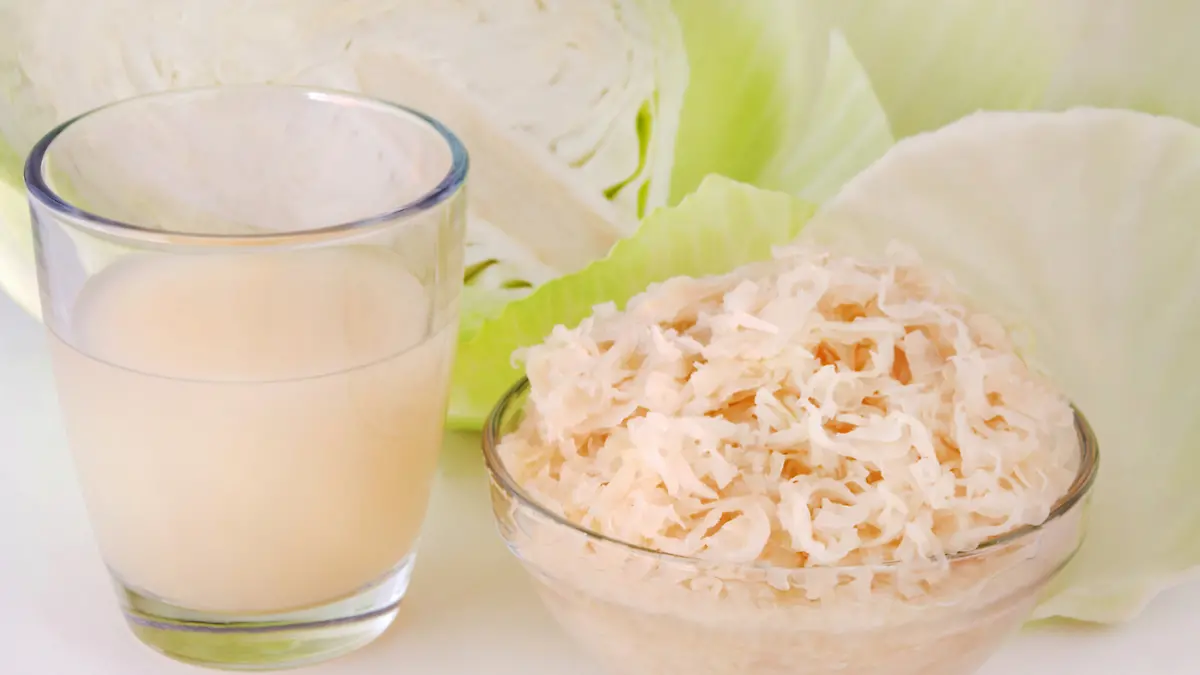 Saft ist nicht gleich Saft: Damit Sauerkrautsaft seine positive Wirkung auf die Gesundheit entfalten kann, müsst ihr beim Kauf ein paar Dinge beachten.