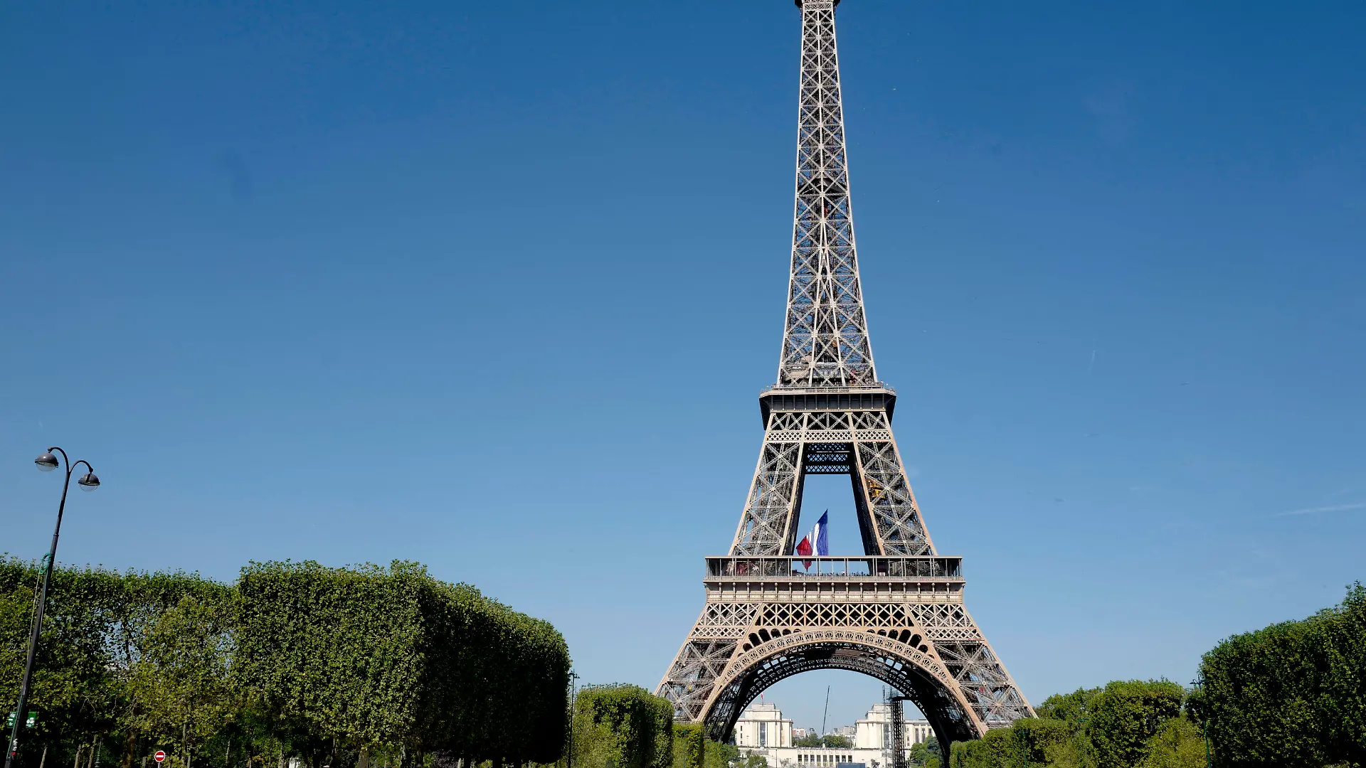 ARCHIV - 25.08.2019, Frankreich, Paris: Die französische Nationalflagge hängt auf dem Eiffelturm - in Gedenken an den 75. Jahrestag der Befreiung von Paris durch die Alliierten im Zweiten Weltkrieg. (zu dpa- "Reisewarnung für Paris und Teile der französischen Mittelmeerküste") Foto: Michel Spingler/AP/dpa +++ dpa-Bildfunk +++