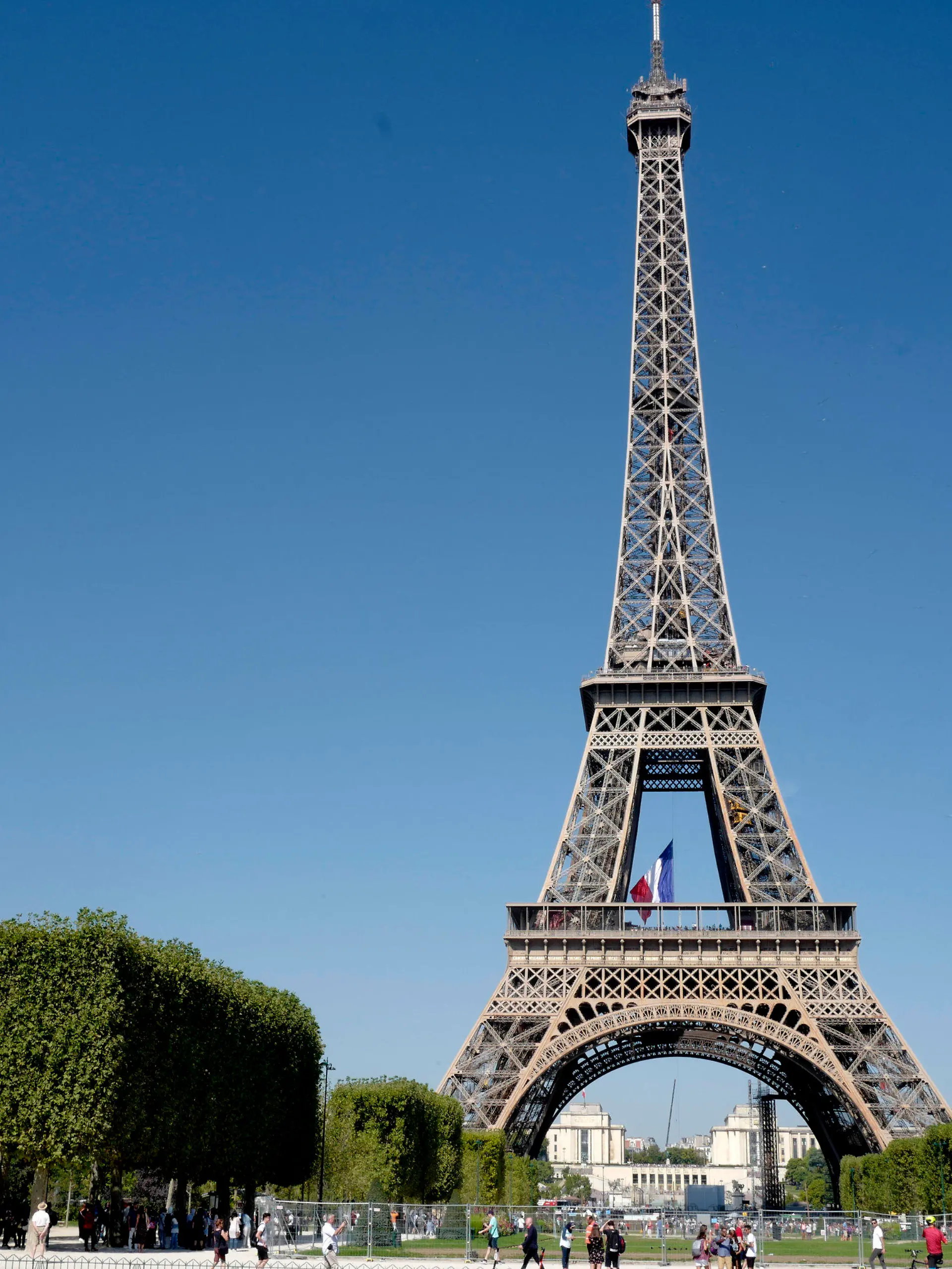 ARCHIV - 25.08.2019, Frankreich, Paris: Die französische Nationalflagge hängt auf dem Eiffelturm - in Gedenken an den 75. Jahrestag der Befreiung von Paris durch die Alliierten im Zweiten Weltkrieg. (zu dpa- "Reisewarnung für Paris und Teile der französischen Mittelmeerküste") Foto: Michel Spingler/AP/dpa +++ dpa-Bildfunk +++