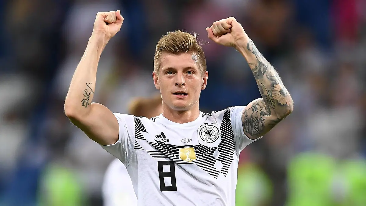Themen der Woche - SPORT KW25 Bilder des Tages - SPORT WM 2018, Deutschland - Schweden FUSSBALL WM 2018 Vorrunde Gruppe F ----- Deutschland - Schweden 23.06.2018 Toni Kroos (Deutschland) jubelt nach dem Abpfiff *** FIFA World Cup 2018 Preliminary Round Group F Germany Sweden 23 06 2018 Toni Kroos Germany celebrates after the final whistle PUBLICATIONxNOTxINxAUTxSUIxITA