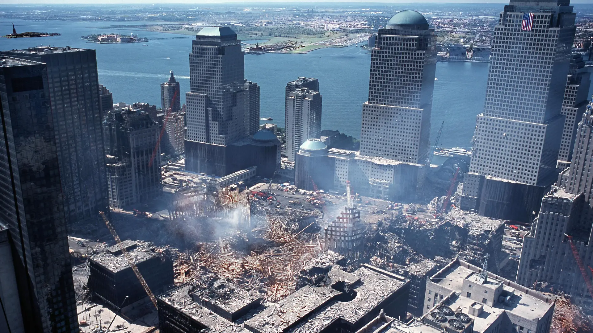 Immer noch steigt Rauch auf von den Trümmerbergen des eingestürzten World Trade Center in Manhattan (Foto vom 26.9.2001). Bei den beispiellosen Terroranschläge in New York wurden am 11. September zwei entführte Passagiermaschinen in die Türme des World Trade Centers (WTC) in New York gelenkt. Ein Flugzeug raste in das Pentagon in Washington, ein weiteres stürzte bei Pittsburgh ab. Sechs Wochen (Stand: 22.10.) nach dem Anschlag auf das WTC haben die Rettungsmannschaften trotz ununterbrochenen Einsatzes erst 461 Opfer aus dem Schutt bergen können. Immer noch werden 4470 Menschen vermisst.