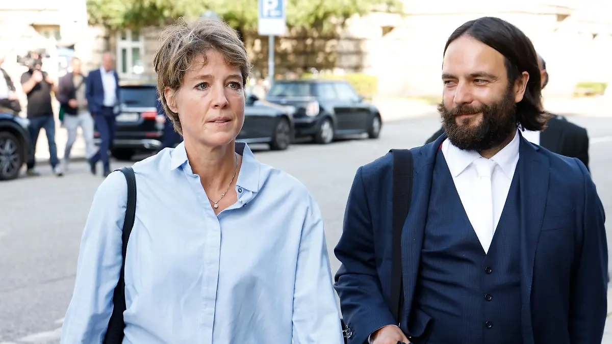 Unternehmerin Block und Anwalt Bott treffen am Gericht ein.