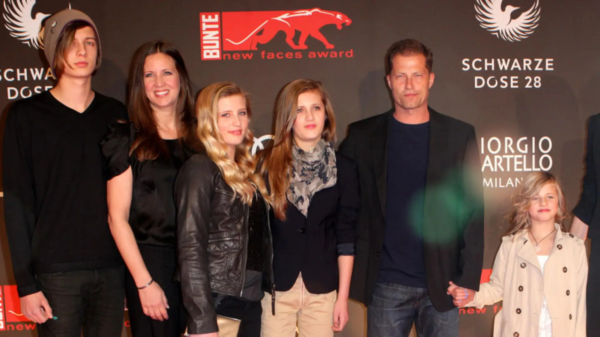Til Schweiger (2. v.r.) mit Dana Schweiger (l.) und den Kindern Valentin, Luna, Lilli und Emma (r.) beim new faces award Film 2011 in Berlin