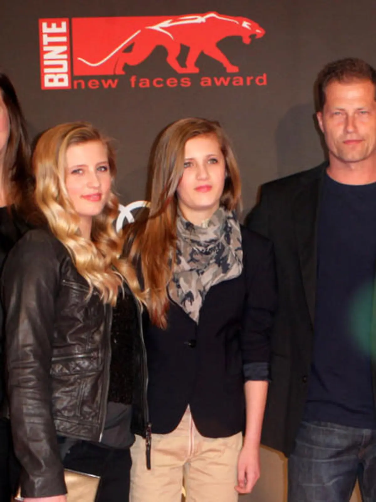 Til Schweiger (2. v.r.) mit Dana Schweiger (l.) und den Kindern Valentin, Luna, Lilli und Emma (r.) beim new faces award Film 2011 in Berlin