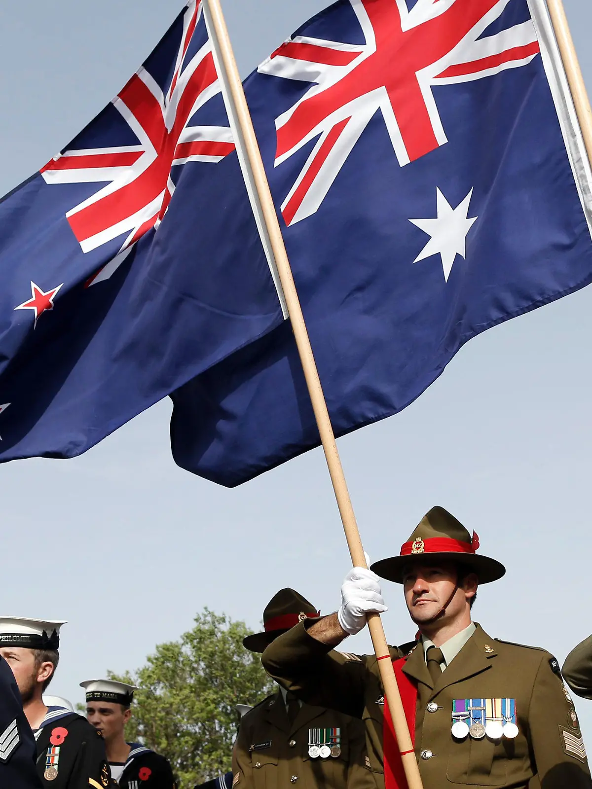 ARCHIV - 24.04.2014, Türkei, Canakkale: Soldaten aus Neuseeland und Australien stehen mit einer neuseeländischen (l) und einer australischen Flagge vor dem Mehmetcik Monument um an die Schlacht von Gallipoli zu erinnern. Der 25. April 1915 ist der Jahrestag der ersten Militäraktion von australischen und neuseeländischen Truppen sowie Soldaten aus Tonga im Ersten Weltkrieg - der Landung auf Gallipoli. Die Schlacht von Gallipoli führte unter den in einer Streitmacht geführten australischen, neuseeländischen und tongaischen Soldaten zu erheblichen Verlusten. (zu dpa «Flaggenstreit: Neuseelands Premier legt sich mit Australien an» vom 25.07.2018) Foto: Tolga Bozoglu/EPA/dpa +++ dpa-Bildfunk +++