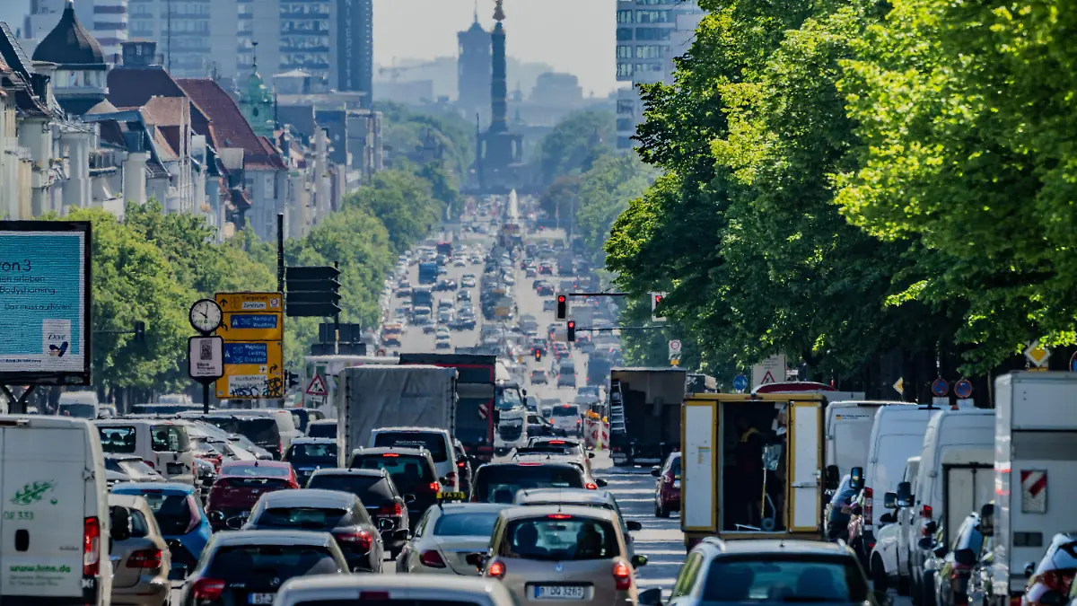 PRODUKTION - 31.05.2021, Berlin: Autos, LKW und Lieferfahrzeuge fahren auf dem Kaiserdamm in der Hauptstadt stadteinwärts. Es wird ein EuGH-Urteil zur Überschreitung der Grenzwerte für Stickstoffdioxid erwartet. Die EU-Kommission hat Deutschland verklagt, weil seit 2010 der Jahres- und Stundengrenzwerte für Stickstoffdioxid in zahlreichen Gebieten überschritten wurden. Deutschland verstoße damit systematisch gegen die EU-Luftqualitätsrichtlinie und habe zu wenig getan, um diesen Verstoß zu kurz wie möglich zu halten. (zu dpa «EuGH-Urteil zur Überschreitung der Grenzwerte für Stickstoffdioxid in Deutschland») Foto: Michael Kappeler/dpa +++ dpa-Bildfunk +++