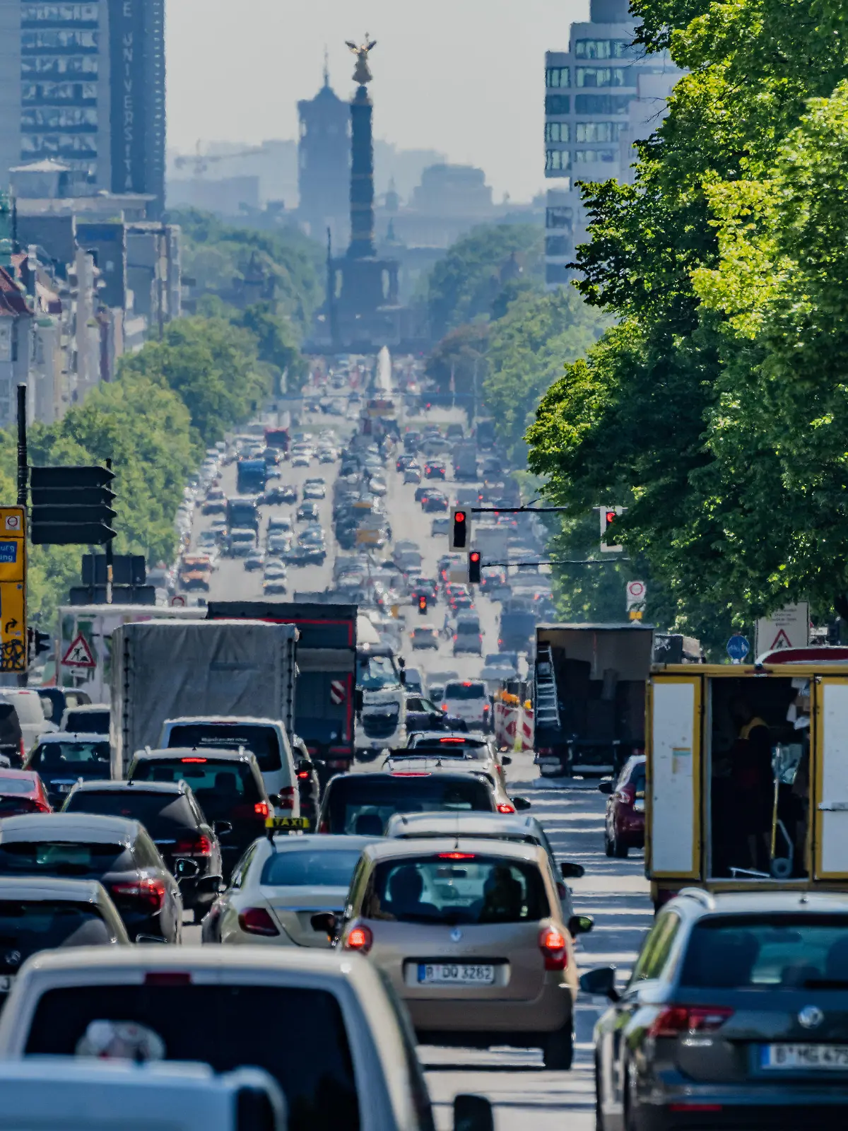 PRODUKTION - 31.05.2021, Berlin: Autos, LKW und Lieferfahrzeuge fahren auf dem Kaiserdamm in der Hauptstadt stadteinwärts. Es wird ein EuGH-Urteil zur Überschreitung der Grenzwerte für Stickstoffdioxid erwartet. Die EU-Kommission hat Deutschland verklagt, weil seit 2010 der Jahres- und Stundengrenzwerte für Stickstoffdioxid in zahlreichen Gebieten überschritten wurden. Deutschland verstoße damit systematisch gegen die EU-Luftqualitätsrichtlinie und habe zu wenig getan, um diesen Verstoß zu kurz wie möglich zu halten. (zu dpa «EuGH-Urteil zur Überschreitung der Grenzwerte für Stickstoffdioxid in Deutschland») Foto: Michael Kappeler/dpa +++ dpa-Bildfunk +++