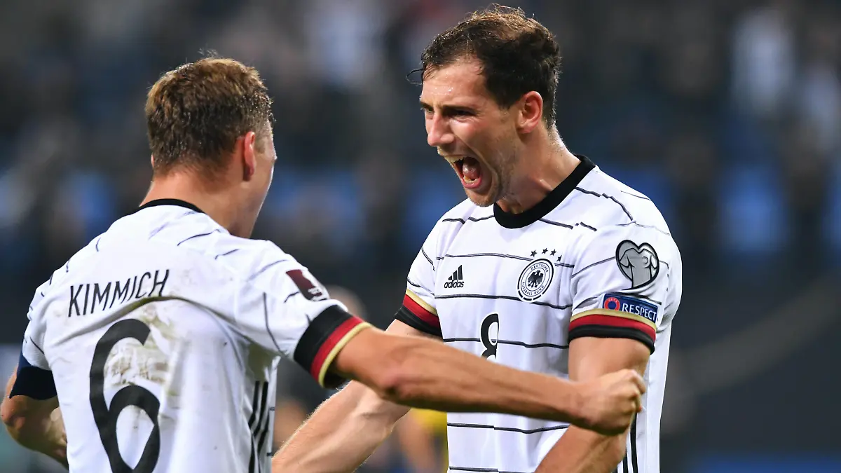 Fussball, Herren, Deutschland, Nationalmannschaft WM Qualifikation, Gruppe J, Volksparkstadion Hamburg: Deutschland weiss - Rumänien gelb Jubel Leon Goretzka GER und Joshua Kimmich GER nach dem Tor zum 2:1 durch Thomas Müller GER. Jubel, Freude, Aktion. DFB REGULATIONS PROHIBIT ANY USE OF PHOTOGRAPHS AS IMAGE SEQUENCES AND/OR QUASI-VIDEO. *** Football, Men, Germany, National Team World Cup Qualification, Group J, Volksparkstadion Hamburg Germany white Romania yellow cheering Leon Goretzka GER and Joshua Kimmich GER after the goal to 2 1 by Thomas Müller GER cheering, joy, action DFB REGULATIONS PROHIBIT ANY USE OF PHOTOGRAPHS AS IMAGE SEQUENCES AND OR QUASI VIDEO
