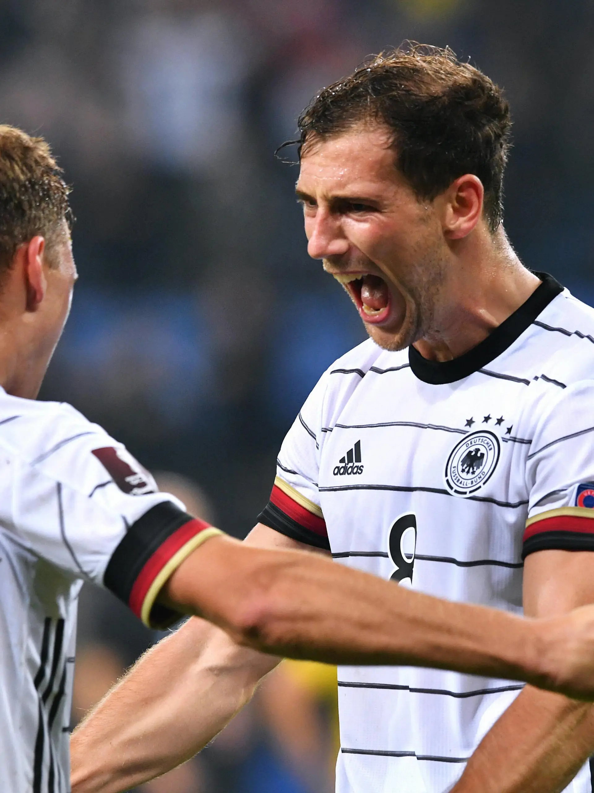  Fussball, Herren, Deutschland, Nationalmannschaft WM Qualifikation, Gruppe J, Volksparkstadion Hamburg: Deutschland weiss - Rumänien gelb Jubel Leon Goretzka GER und Joshua Kimmich GER nach dem Tor zum 2:1 durch Thomas Müller GER. Jubel, Freude, Aktion. DFB REGULATIONS PROHIBIT ANY USE OF PHOTOGRAPHS AS IMAGE SEQUENCES AND/OR QUASI-VIDEO. *** Football, Men, Germany, National Team World Cup Qualification, Group J, Volksparkstadion Hamburg Germany white Romania yellow cheering Leon Goretzka GER and Joshua Kimmich GER after the goal to 2 1 by Thomas Müller GER cheering, joy, action DFB REGULATIONS PROHIBIT ANY USE OF PHOTOGRAPHS AS IMAGE SEQUENCES AND OR QUASI VIDEO
