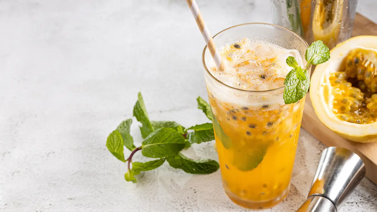 Ein leckerer Mango-Maracuja-Spritz sorgt im Sommer für DIE Abkühlung schlechthin!