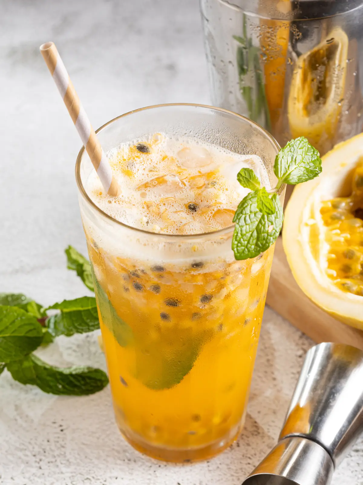 Ein leckerer Mango-Maracuja-Spritz sorgt im Sommer für DIE Abkühlung schlechthin!