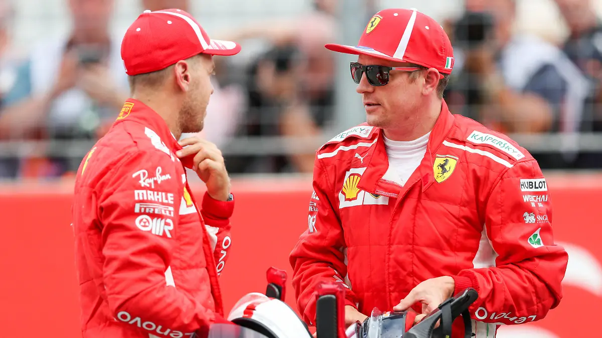 21.07.2018, Baden-Württemberg, Hockenheim: Motorsport: Formel-1-Weltmeisterschaft, Grand Prix von Deutschland. Sebastian Vettel aus Deutschland (l) und Kimi Räikkönen aus Finnland (r) vom Team Scuderia Ferrari stehen nach dem Qualifying auf der Strecke. Foto: Jan Woitas/dpa-Zentralbild/dpa +++ dpa-Bildfunk +++