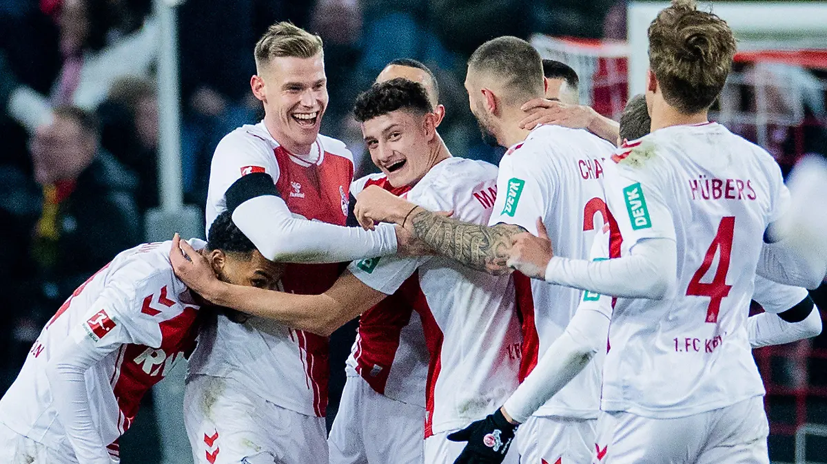 dpatopbilder - 21.01.2023, Nordrhein-Westfalen, Köln: Fußball: Bundesliga, 1. FC Köln - Werder Bremen, 16. Spieltag, RheinEnergieStadion. Kölns Steffen Tigges (2.v.l.) freut sich über sein Tor zum 3:0. (zu dpa: «Denkwürdiges Bundesliga-Spiel in Köln: FC überrollt Werder mit 7:1») Foto: Rolf Vennenbernd/dpa - WICHTIGER HINWEIS: Gemäß den Vorgaben der DFL Deutsche Fußball Liga bzw. des DFB Deutscher Fußball-Bund ist es untersagt, in dem Stadion und/oder vom Spiel angefertigte Fotoaufnahmen in Form von Sequenzbildern und/oder videoähnlichen Fotostrecken zu verwerten bzw. verwerten zu lassen. +++ dpa-Bildfunk +++