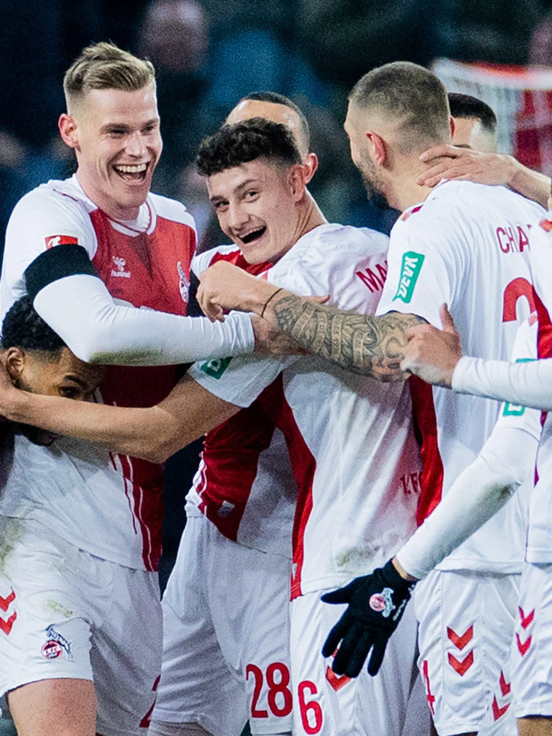 dpatopbilder - 21.01.2023, Nordrhein-Westfalen, Köln: Fußball: Bundesliga, 1. FC Köln - Werder Bremen, 16. Spieltag, RheinEnergieStadion. Kölns Steffen Tigges (2.v.l.) freut sich über sein Tor zum 3:0. (zu dpa: «Denkwürdiges Bundesliga-Spiel in Köln: FC überrollt Werder mit 7:1») Foto: Rolf Vennenbernd/dpa - WICHTIGER HINWEIS: Gemäß den Vorgaben der DFL Deutsche Fußball Liga bzw. des DFB Deutscher Fußball-Bund ist es untersagt, in dem Stadion und/oder vom Spiel angefertigte Fotoaufnahmen in Form von Sequenzbildern und/oder videoähnlichen Fotostrecken zu verwerten bzw. verwerten zu lassen. +++ dpa-Bildfunk +++